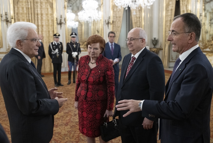 Il Presidente Sergio Mattarella con  Franco Frattini, Presidente della SIOI - Società Italiana per l'Organizzazione Internazionale, S.E. la Signora Vaira Vīķe-Freiberga e il Dott. Ismail Serageldin, Co-Presidenti del Centro Internazionale Nizami Ganjavi
