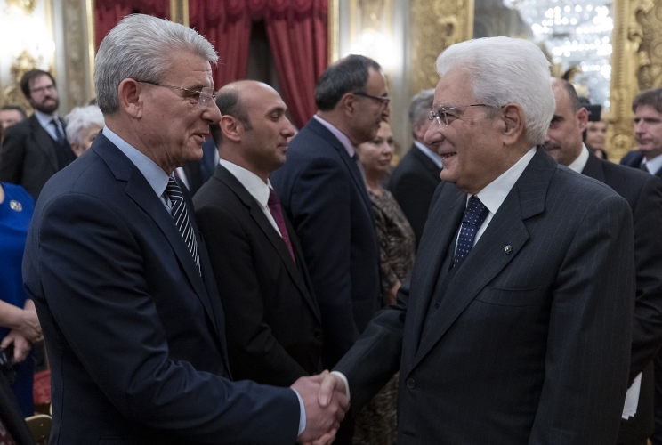 Il Presidente Sergio Mattarella saluta S.E. il Signor Šefik Džaferović, membro della Presidenza della Bosnia-Erzegovina, in occasione dell'incontro delegazione di partecipanti alla Conferenza SIOI - Centro Internazionale Nizami Ganjavi