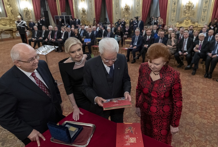 Il Presidente Sergio Mattarella con S.E. la Signora Vaira Vīķe-Freiberga e il Dott. Ismail Serageldin, Co-Presidenti del Centro Internazionale Nizami Ganjavie e Marianna V. Vardinoyannis, nel corso dell'incontro delegazione di partecipanti alla Conferenza SIOI - Centro Internazionale Nizami Ganjavi
