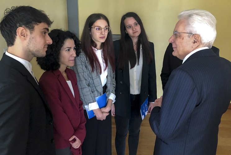 Il Presidente della Repubblica Sergio Mattarella con con alcuni studenti, in occasione della cerimonia di inaugurazione dell’anno accademico 2019-2020 dell’Università degli Studi di Parma