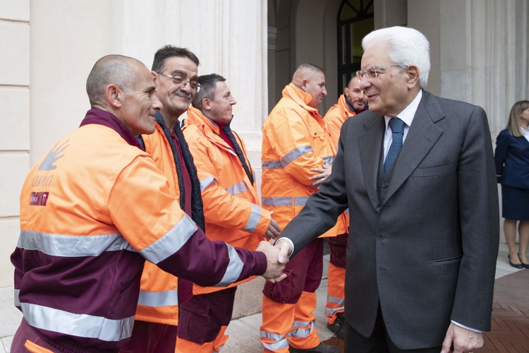 Il Presidente della Repubblica Sergio Mattarella con Francesco Basentini,Capo Dipartimento dell'Amministrazione Penitenziariae con una rappresentanza di detenuti impiegata per la risistemazione dei giardini comunali di via del Quirinale,nell'ambito del progetto di recupero del patrimonio ambientale promosso dal Dipartimento dell'Amministrazione Penitenziaria del Ministero della Giustizia, dal Comune di Roma e dall'AMA
