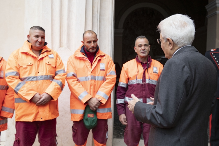 Il Presidente della Repubblica Sergio Mattarella con Francesco Basentini,Capo Dipartimento dell'Amministrazione Penitenziariae con una rappresentanza di detenuti impiegata per la risistemazione dei giardini comunali di via del Quirinale,nell'ambito del progetto di recupero del patrimonio ambientale promosso dal Dipartimento dell'Amministrazione Penitenziaria del Ministero della Giustizia, dal Comune di Roma e dall'AMA
