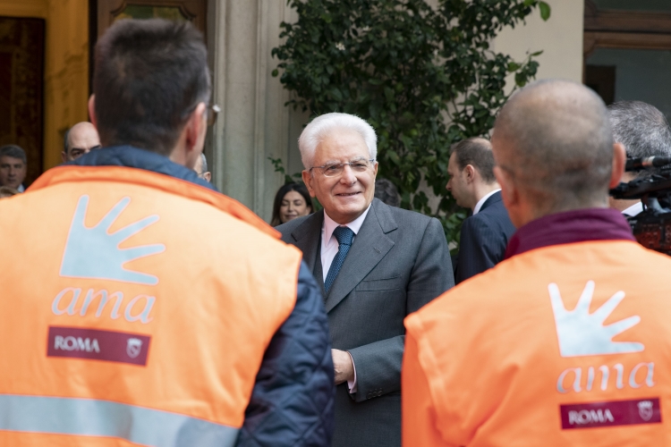 Il Presidente della Repubblica Sergio Mattarella con Francesco Basentini,Capo Dipartimento dell'Amministrazione Penitenziariae con una rappresentanza di detenuti impiegata per la risistemazione dei giardini comunali di via del Quirinale,nell'ambito del progetto di recupero del patrimonio ambientale promosso dal Dipartimento dell'Amministrazione Penitenziaria del Ministero della Giustizia, dal Comune di Roma e dall'AMA
