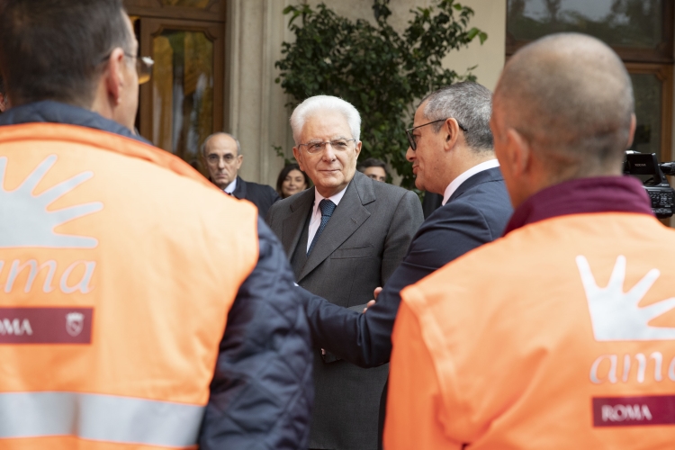 Il Presidente della Repubblica Sergio Mattarella con Francesco Basentini,Capo Dipartimento dell'Amministrazione Penitenziariae con una rappresentanza di detenuti impiegata per la risistemazione dei giardini comunali di via del Quirinale,nell'ambito del progetto di recupero del patrimonio ambientale promosso dal Dipartimento dell'Amministrazione Penitenziaria del Ministero della Giustizia, dal Comune di Roma e dall'AMA
