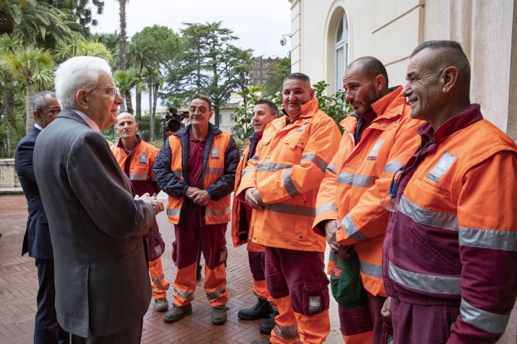 Il Presidente della Repubblica Sergio Mattarella con Francesco Basentini,Capo Dipartimento dell'Amministrazione Penitenziariae con una rappresentanza di detenuti impiegata per la risistemazione dei giardini comunali di via del Quirinale,nell'ambito del progetto di recupero del patrimonio ambientale promosso dal Dipartimento dell'Amministrazione Penitenziaria del Ministero della Giustizia, dal Comune di Roma e dall'AMA
