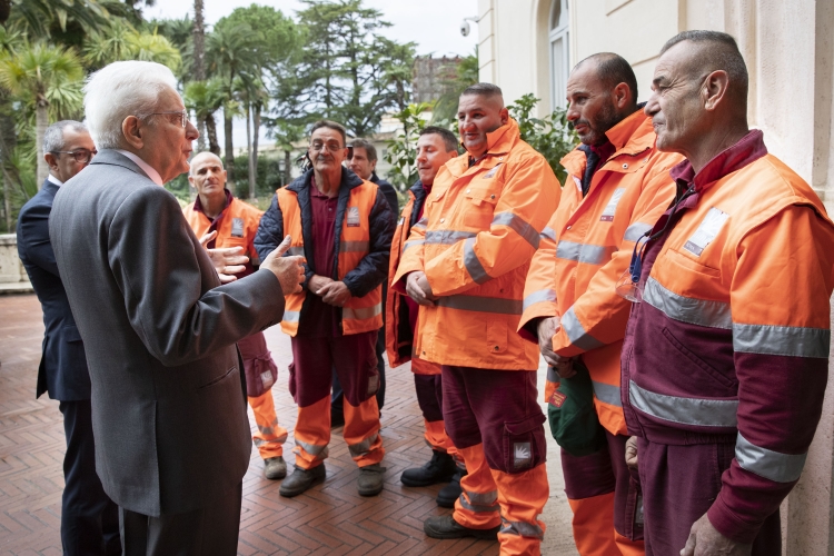 Il Presidente della Repubblica Sergio Mattarella con Francesco Basentini,Capo Dipartimento dell'Amministrazione Penitenziariae con una rappresentanza di detenuti impiegata per la risistemazione dei giardini comunali di via del Quirinale,nell'ambito del progetto di recupero del patrimonio ambientale promosso dal Dipartimento dell'Amministrazione Penitenziaria del Ministero della Giustizia, dal Comune di Roma e dall'AMA
