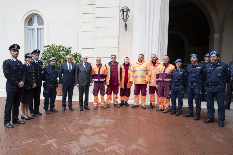 Il Presidente della Repubblica Sergio Mattarella con Francesco Basentini,Capo Dipartimento dell'Amministrazione Penitenziariae con una rappresentanza di detenuti impiegata per la risistemazione dei giardini comunali di via del Quirinale,nell'ambito del progetto di recupero del patrimonio ambientale promosso dal Dipartimento dell'Amministrazione Penitenziaria del Ministero della Giustizia, dal Comune di Roma e dall'AMA
