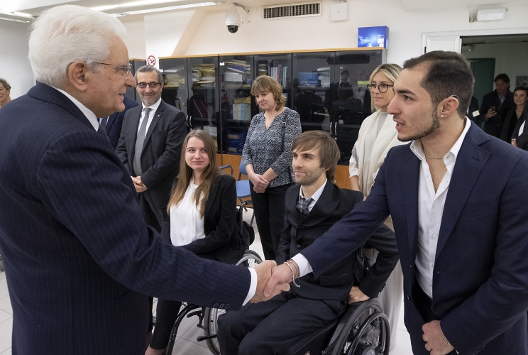 Il Presidente Sergio Mattarella con gli studenti Ewelina Adamczyk, laureata presso l’Università degli Studi Roma Tre,  Federico Pleitavino, studente presso l’Università degli Studi di Genova e Lorenzo Nizzi Vassalle, laureato presso l’Università degli Studi di Pisarelatori, relatori al convegno “Università, Disabilità, Inclusione. Vent’anni dalla Legge 17/1999: tra passato e futuro”, organizzato presso l’Università degli Studi Roma Tre