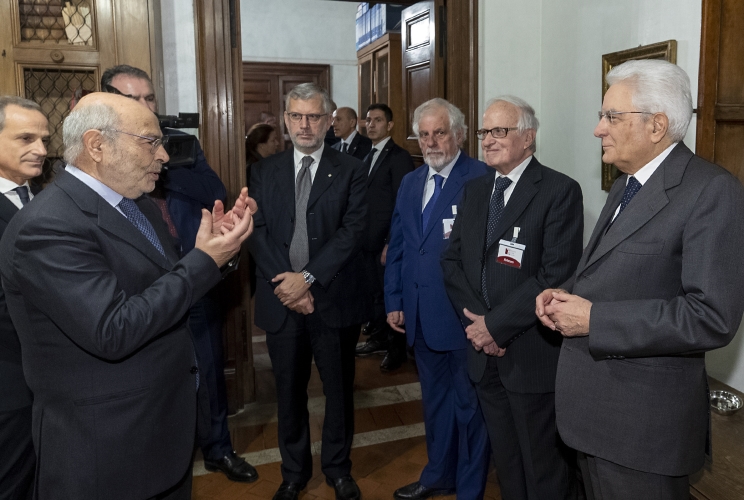 Il Presidente Sergio Mattarella con il Prof. Nicola Antonetti, Presidente dell’Istituto Luigi Sturzo, il Prof. Francesco Malgeri, Professore emerito di Storia contemporanea presso l’Università La Sapienza di Roma e il Prof. Giampaolo D’Andrea, Professore di Storia contemporanea presso l’Università della Basilicata, in occasione del seminario di studi “Emilio Colombo. Protagonista della storia italiana ed europea del Novecento”