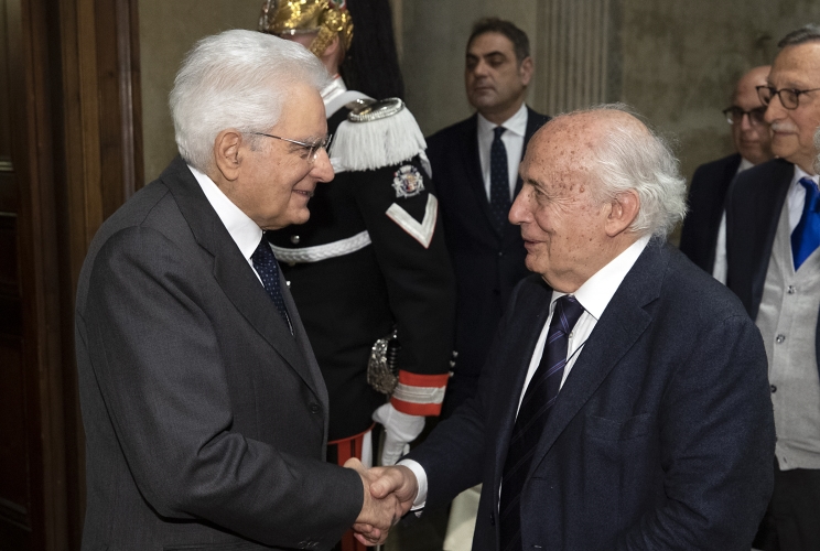 Il Presidente Sergio Mattarella saluta Gerardo Bianco, in occasione del seminario di studi “Emilio Colombo. Protagonista della storia italiana ed europea del Novecento”