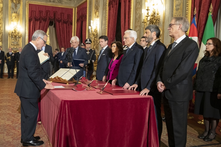 Il Presidente della Repubblica Sergio Mattarella,durante la cerimonia di giuramento di Stefano Petitti nuovo Giudice della Corte costituzionale.
