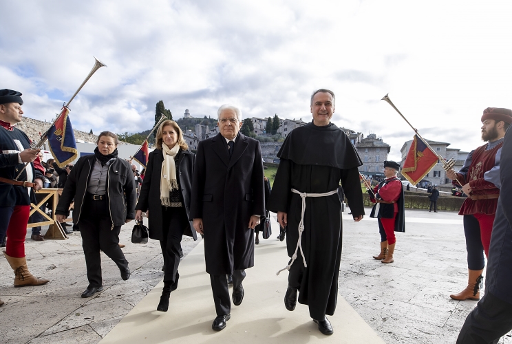Il Presidente della Repubblica Sergio Mattarella al suo arrivo ad Assisi è accolto da Padre Mauro Gambetti, Custode del Sacro Convento