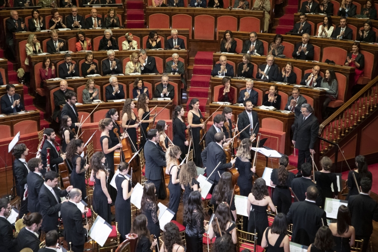 Il Presidente Sergio Mattarella al Senato della Repubblica,in occasione del Concerto di Natale, eseguito dall’Orchestra Giovanile Luigi Cherubini,diretto dal Maestro Riccardo Muti.
