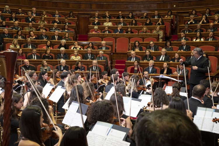 Il Presidente Sergio Mattarella al Senato della Repubblica,in occasione del Concerto di Natale, eseguito dall’Orchestra Giovanile Luigi Cherubini,diretto dal Maestro Riccardo Muti.
