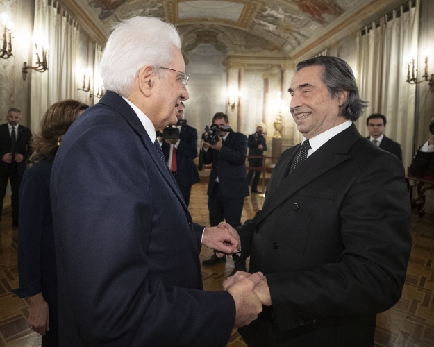 Il Presidente Sergio Mattarella al Senato della Repubblica,saluta il M° Riccardo Muti, Direttore dell’Orchestra,in occasione del Concerto di Natale.
