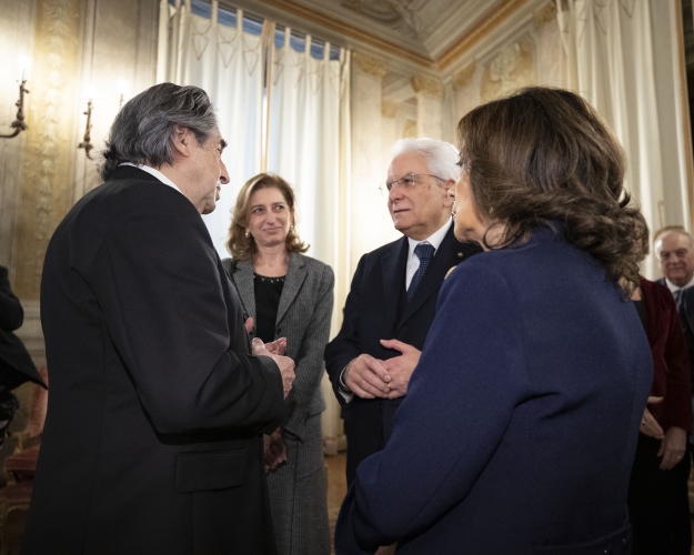 Il Presidente Sergio Mattarella al Senato della Repubblica,saluta il M° Riccardo Muti, Direttore dell’Orchestra,in occasione del Concerto di Natale.
