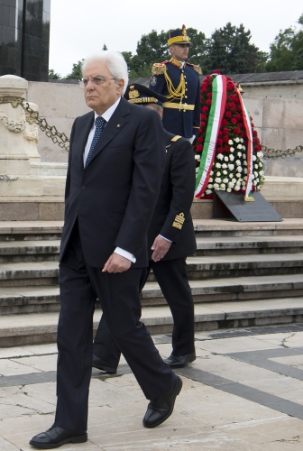 Il Presidente della Repubblica Sergio Mattarella in occasione della deposizione di una corona 