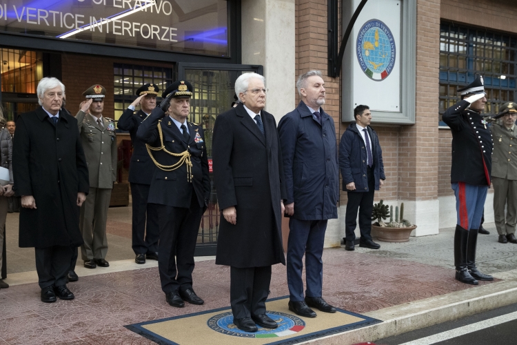 Il Presidente Sergio Mattarella e il Ministro della Difesa Lorenzo Guerini alla sede del Comando Operativo di vertice Interforze in occasione del collegamento in videoconferenza per rivolgere gli auguri ai contingenti militari italiani impegnati nei teatri di operazioni internazionali

