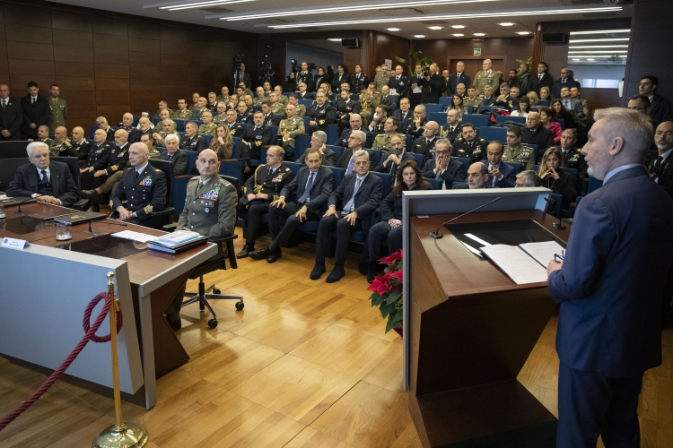 Il Presidente Sergio Mattarella alla sede del Comando Operativo di vertice Interforze,in occasione del collegamento in videoconferenza per rivolgere gli auguri ai contingenti militari italiani impegnati nei teatri di operazioni internazionali
