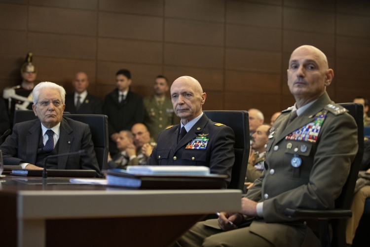 Il Presidente Sergio Mattarella alla sede del Comando Operativo di vertice Interforze,in occasione del collegamento in videoconferenza per rivolgere gli auguri ai contingenti militari italiani impegnati nei teatri di operazioni internazionali
