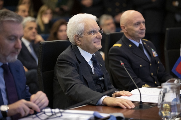 Il Presidente Sergio Mattarella alla sede del Comando Operativo di vertice Interforze,in occasione del collegamento in videoconferenza per rivolgere gli auguri ai contingenti militari italiani impegnati nei teatri di operazioni internazionali
