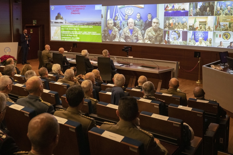 Il Presidente Sergio Mattarella alla sede del Comando Operativo di vertice Interforze,in occasione del collegamento in videoconferenza per rivolgere gli auguri ai contingenti militari italiani impegnati nei teatri di operazioni internazionali
