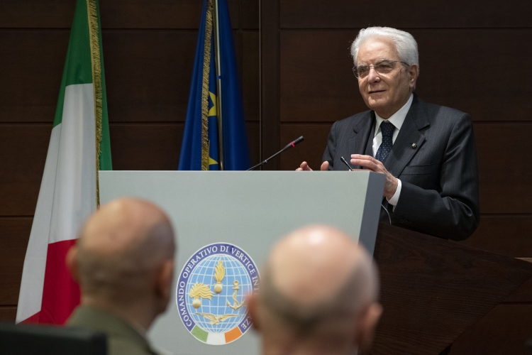 Il Presidente Sergio Mattarella alla sede del Comando Operativo di vertice Interforze,in occasione del collegamento in videoconferenza per rivolgere gli auguri ai contingenti militari italiani impegnati nei teatri di operazioni internazionali

