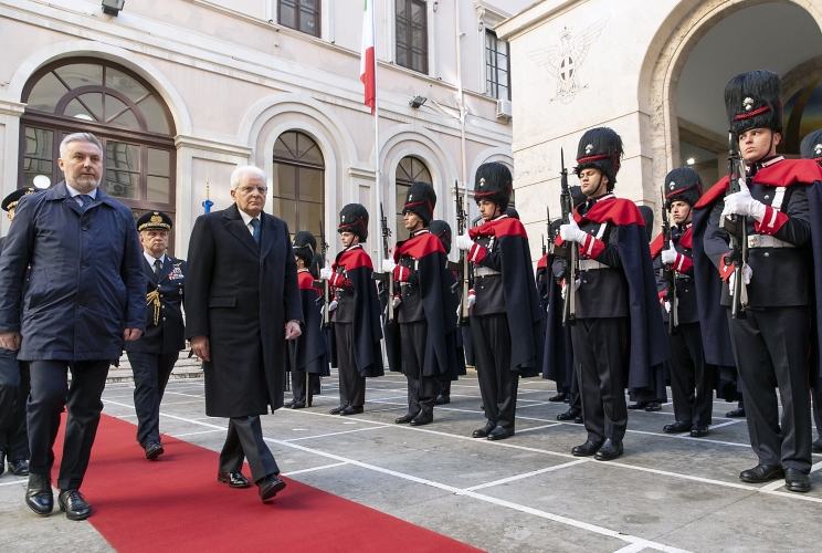 Il Presidente Sergio Mattarella con Lorenzo Guerini, Ministro della Difesa, in occasione della visita al contingente impegnato nell’Operazione Strade Sicure, presso Palazzo Esercito