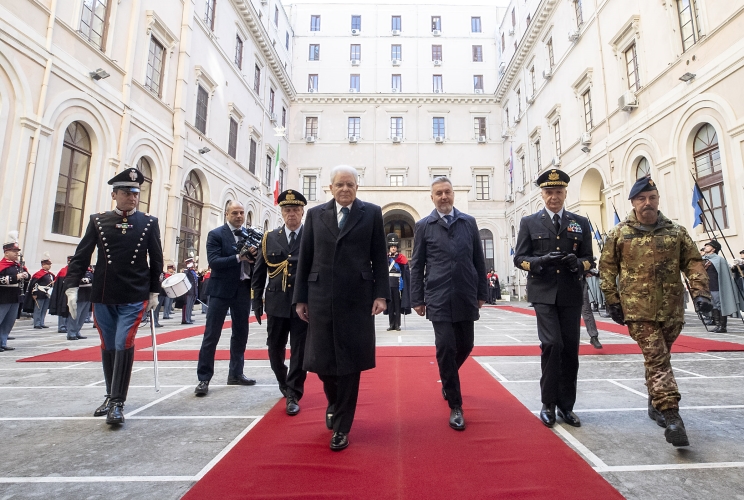 Il Presidente Sergio Mattarella con Lorenzo Guerini, Ministro della Difesa, il Gen. Enzo Vecciarelli, Capo di Stato Maggiore della Difesa, e il Gen. C.A. Salvatore Farina, Capo di Stato Maggiore dell’Esercito, in occasione della visita al contingente impegnato nell’Operazione Strade Sicure, presso Palazzo Esercito