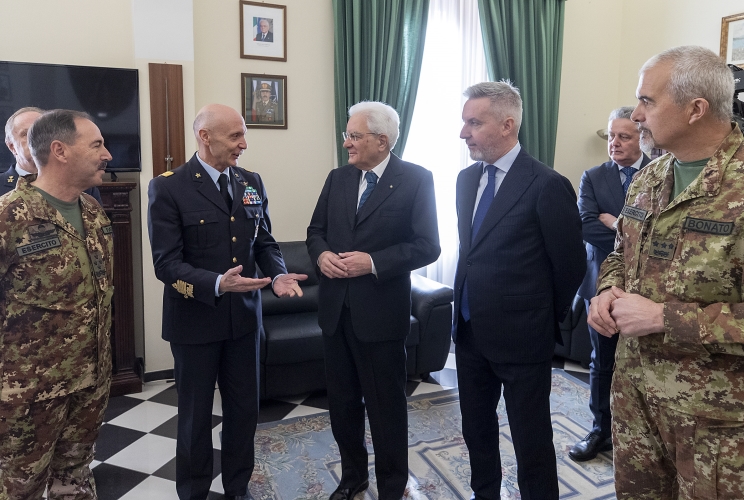Il Presidente Sergio Mattarella con Lorenzo Guerini, Ministro della Difesa, il Gen. Enzo Vecciarelli, Capo di Stato Maggiore della Difesa, il Gen. C.A. Salvatore Farina, Capo di Stato Maggiore dell’Esercito e il Gen. Federico Bonato, Comandante del Comfoter COE,  in occasione della visita al contingente impegnato nell’Operazione Strade Sicure, presso Palazzo Esercito