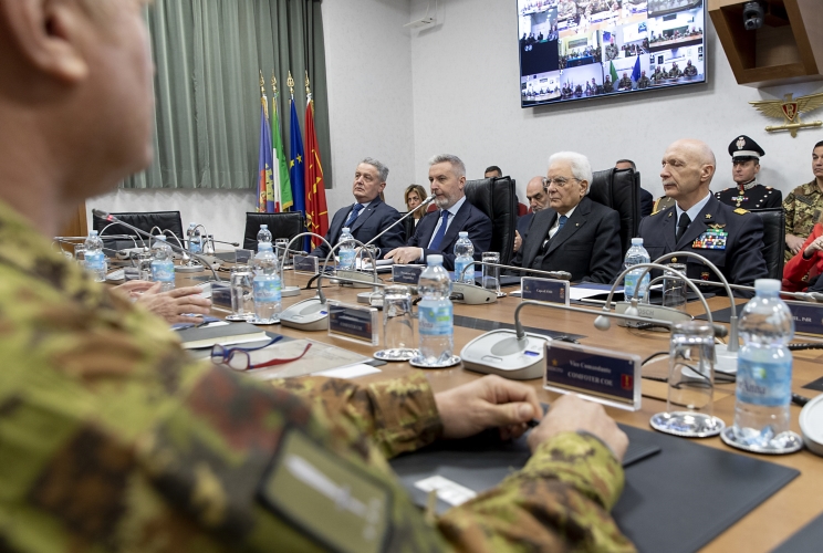 Il Presidente Sergio Mattarella con Lorenzo Guerini, Ministro della Difesa, il Gen. Enzo Vecciarelli, Capo di Stato Maggiore della Difesa, in occasione della visita al contingente impegnato nell’Operazione Strade Sicure, presso Palazzo Esercito