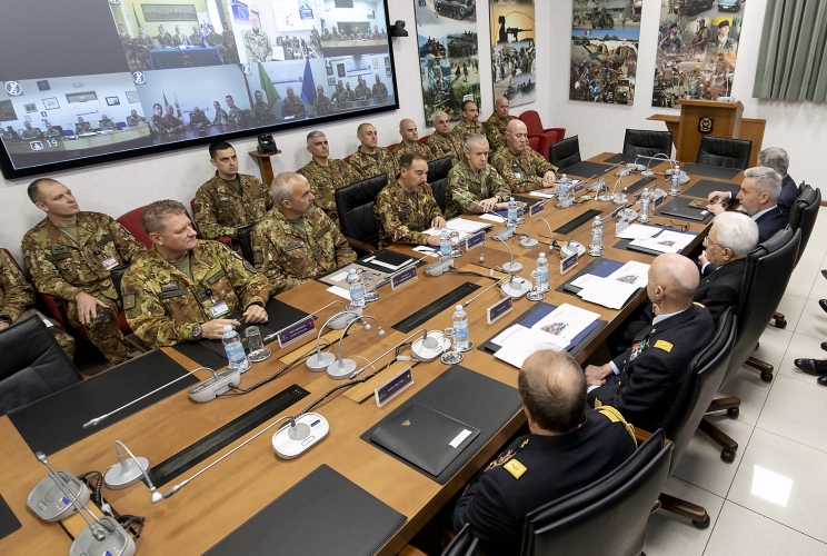 Il Presidente Sergio Mattarella con Lorenzo Guerini, Ministro della Difesa, il Gen. Enzo Vecciarelli, Capo di Stato Maggiore della Difesa, e il Gen. C.A. Salvatore Farina, Capo di Stato Maggiore dell’Esercito, in occasione della visita al contingente impegnato nell’Operazione Strade Sicure, presso Palazzo Esercito
