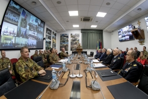 Il Presidente Sergio Mattarella con Lorenzo Guerini, Ministro della Difesa, il Gen. Enzo Vecciarelli, Capo di Stato Maggiore della Difesa, e il Gen. C.A. Salvatore Farina, Capo di Stato Maggiore dell’Esercito, in occasione della visita al contingente impegnato nell’Operazione Strade Sicure, presso Palazzo Esercito