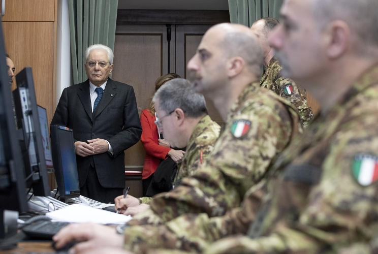 Il Presidente Sergio Mattarella visita la Sala Operativa del contingente impegnato nell’Operazione Strade Sicure, presso Palazzo Esercito