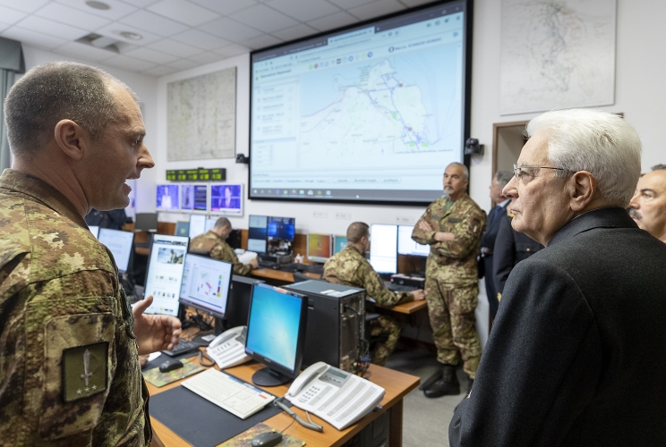 Il Presidente Sergio Mattarella visita la Sala Operativa del contingente impegnato nell’Operazione Strade Sicure, presso Palazzo Esercito