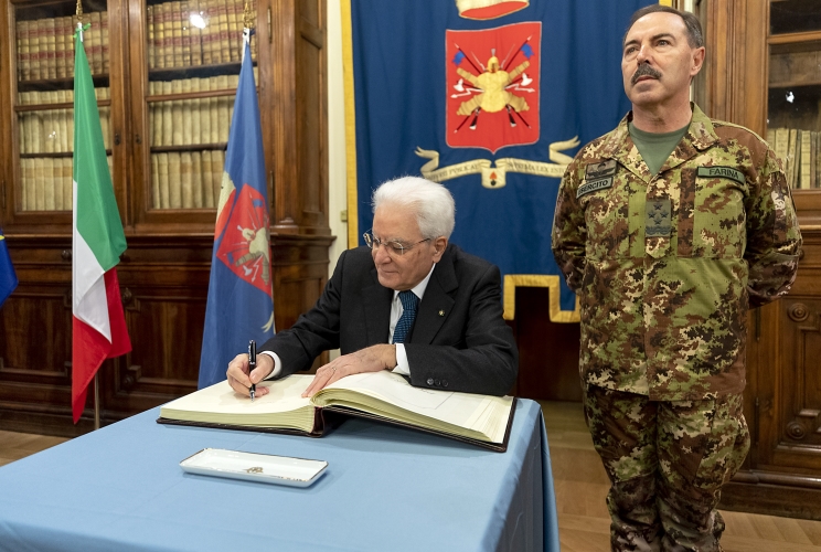 Il Presidente Sergio Mattarella con il Gen. C.A. Salvatore Farina, Capo di Stato Maggiore dell’Esercito, in occasione della visita al contingente impegnato nell’Operazione Strade Sicure, presso Palazzo Esercito