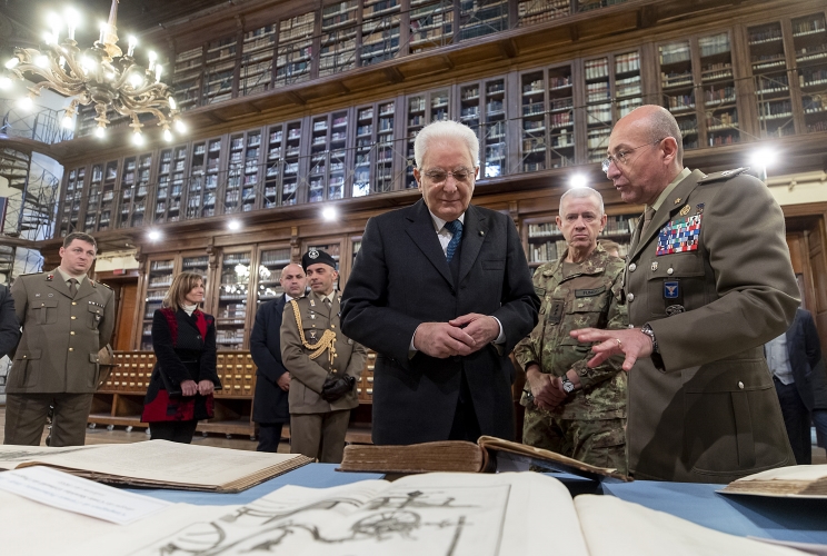Il Presidente Sergio Mattarella visita la Biblioteca Militare Centrale illustrata del Gen. di Brigata Fulvio Poli
