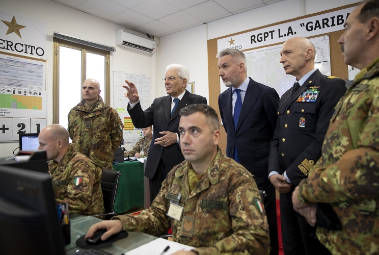 Il Presidente Sergio Mattarella visita la sala operativa della Caserma Gandin