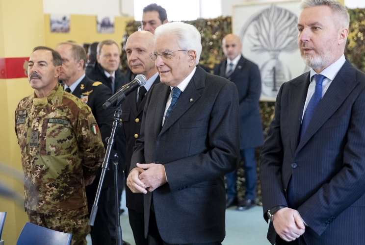 Il Presidente Sergio Mattarella nella sala mensa della Caserma Gandin rivolge il suo indirizzo di saluto