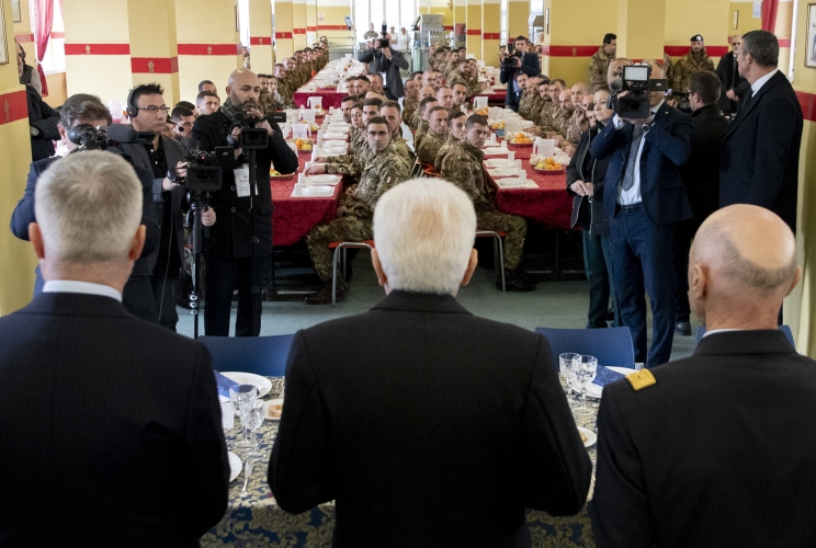 Il Presidente Sergio Mattarella nella sala mensa della Caserma Gandin 