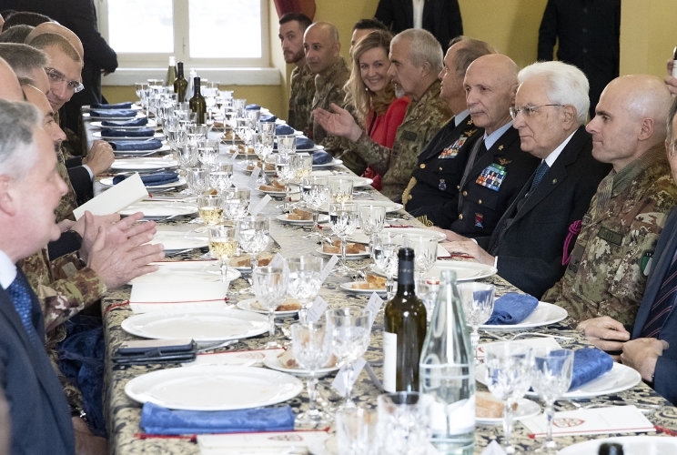 Il Presidente Sergio Mattarella nella sala mensa della Caserma Gandin 