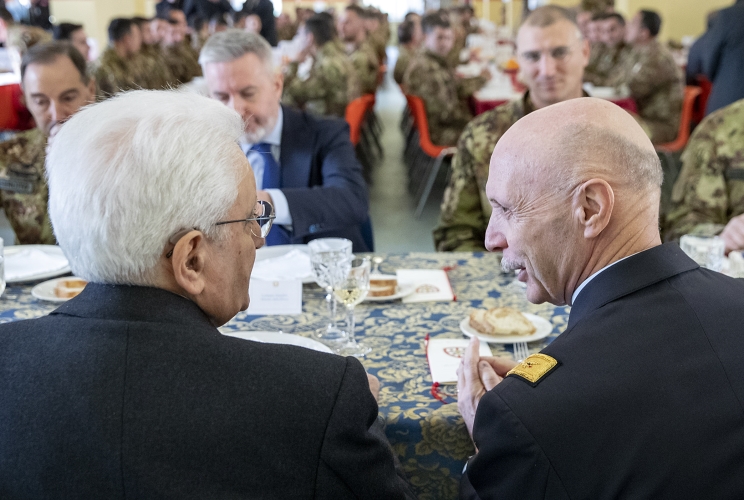 Il Presidente Sergio Mattarella con  il Gen. Enzo Vecciarelli, Capo di Stato Maggiore della Difesa, nella sala mensa della Caserma Gandin 