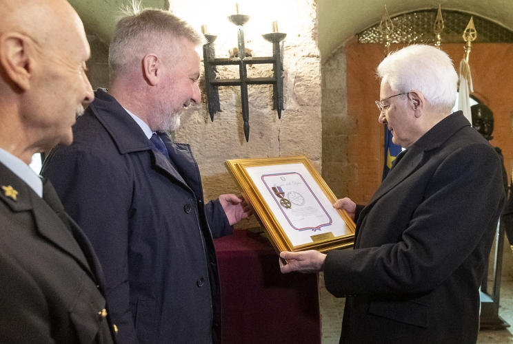 Il Presidente Sergio Mattarella con Lorenzo Guerini, Ministro della Difesa, il Gen. Enzo Vecciarelli, Capo di Stato Maggiore della Difesa, al termine della visita alla Caserma Gandin