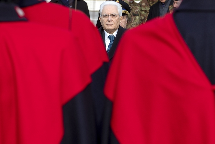 Il Presidente Sergio Mattarella riceve gli onori militari al termine della visita alla Caserma Gandin
