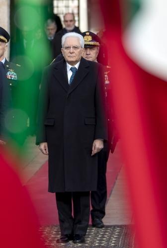 Il Presidente Sergio Mattarella riceve gli onori militari al termine della visita alla Caserma Gandin