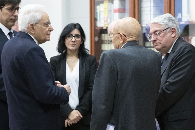 Il Presidente Sergio Mattarella con Fabiana Dadone, Ministro per la Pubblica Amministrazione,e con Sabino Cassese,in occasione giornata di apertura del 7° corsoconcorso per la formazione e il reclutamento di 123 dirigenti di Amministrazioni centrali dello Stato.
