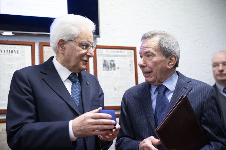 Il Presidente Sergio Mattarella con Giulio Enrico Anselmi, Presidente dell’Agenzia di Stampa ANSA,in occasione del 75° anniversario della fondazione dell'Agenzia 