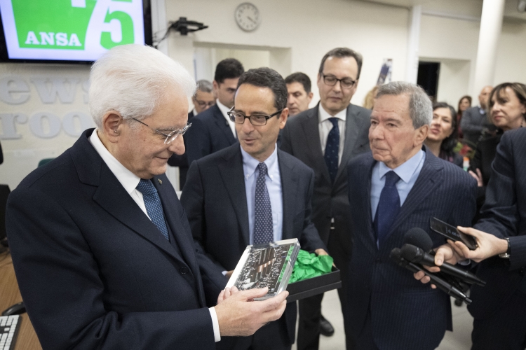 Il Presidente Sergio Mattarella con Giulio Anselmi e Luigi Contu, Presidente e Direttore dell'Agenzia visita la sede dell’ANSA, in occasione del 75° anniversario della sua fondazione.
