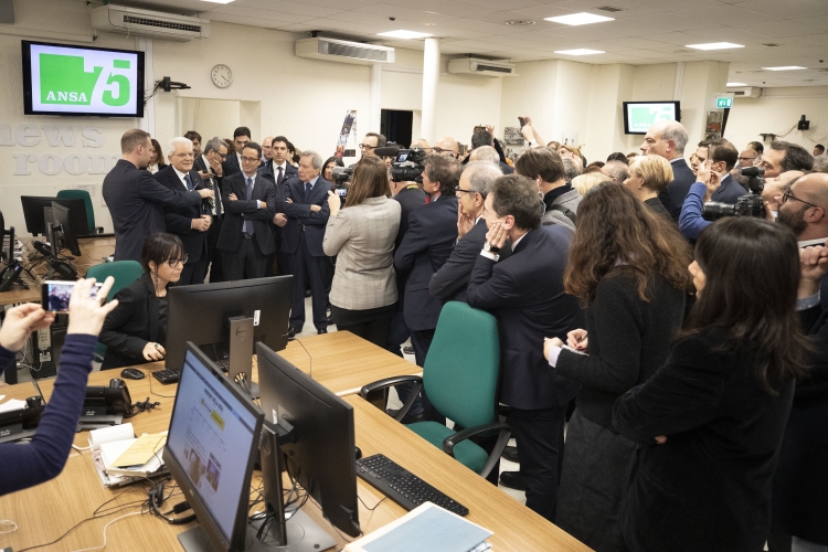 Il Presidente Sergio Mattarella nel corso della visita alla sede dell’Agenzia di Stampa ANSA, in occasione del 75° anniversario della sua fondazione.
