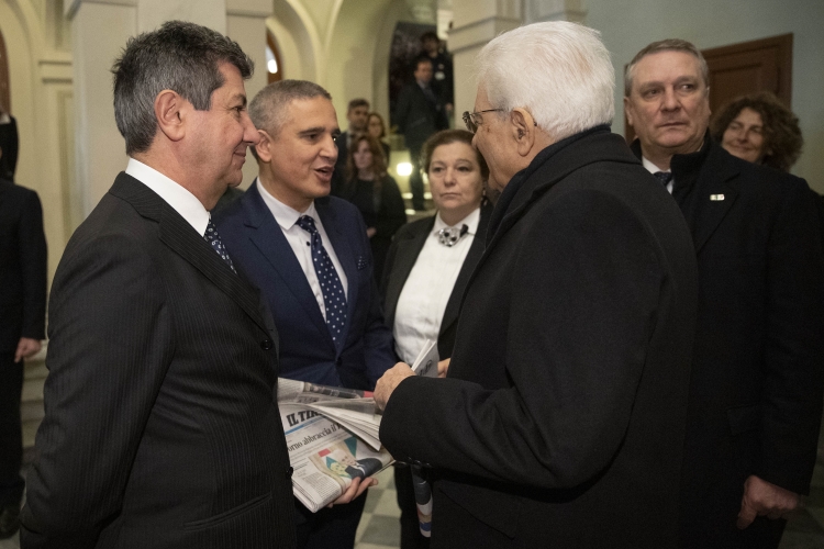 Il Presidente Sergio Mattarella con il Dirttore del giornale "Il Tirreno", che consegna una copia del Quotidiano, in occasione del convegno dal titolo “Ricordare Carlo Azeglio Ciampi, uomo di governo e Capo dello Stato”
